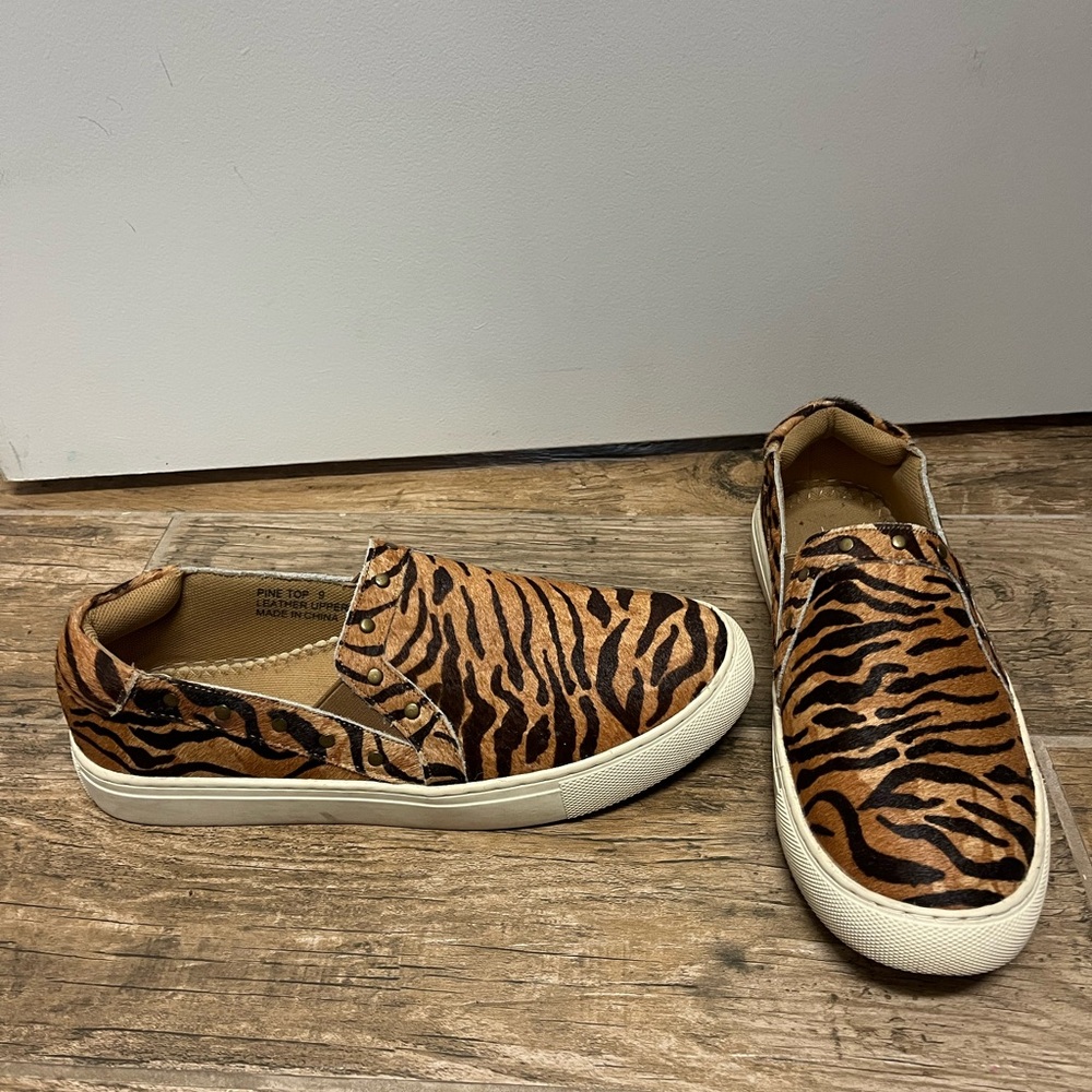 Corkys Pine Top Tiger Sneaker  size 9